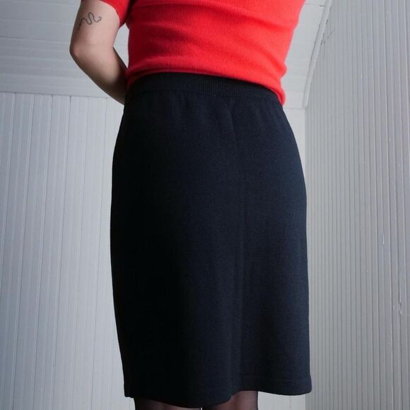 Classic St. John black knit mini skirt - Picture 2 of 6